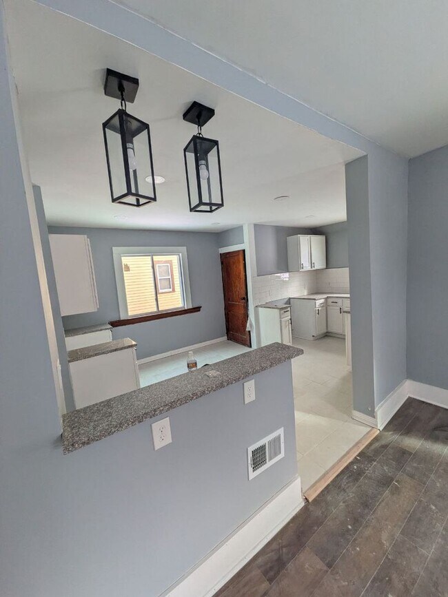 Building Photo - Large 4 bedroom 1.5 bathroom- EDEN and CMHA Section 8 Welcomed.