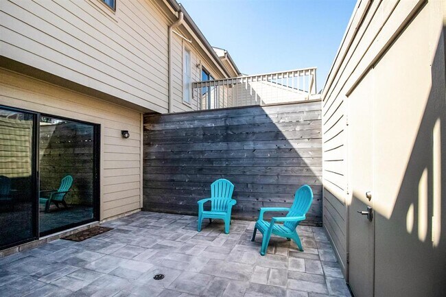 Building Photo - 913 Memorial Village Dr