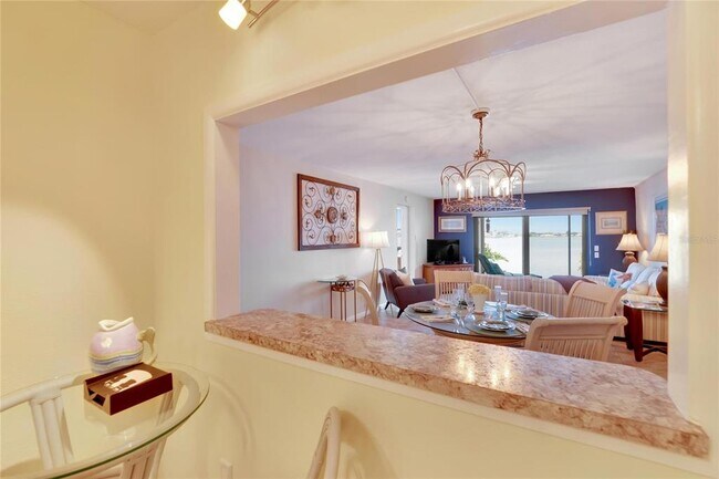 Building Photo - 7700 Sun Island Dr S