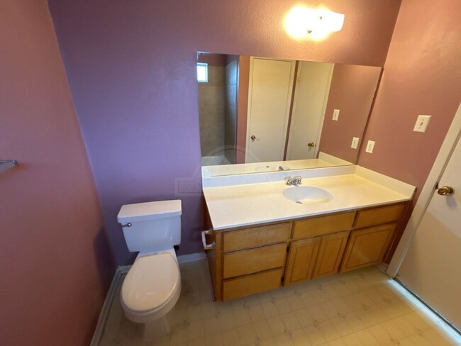 Building Photo - **2 WEEK FREE RENT***3103 Thoroughbred, Ki...