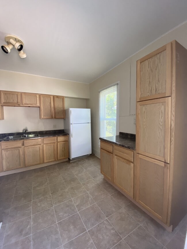 Building Photo - 524 W Grand Ave