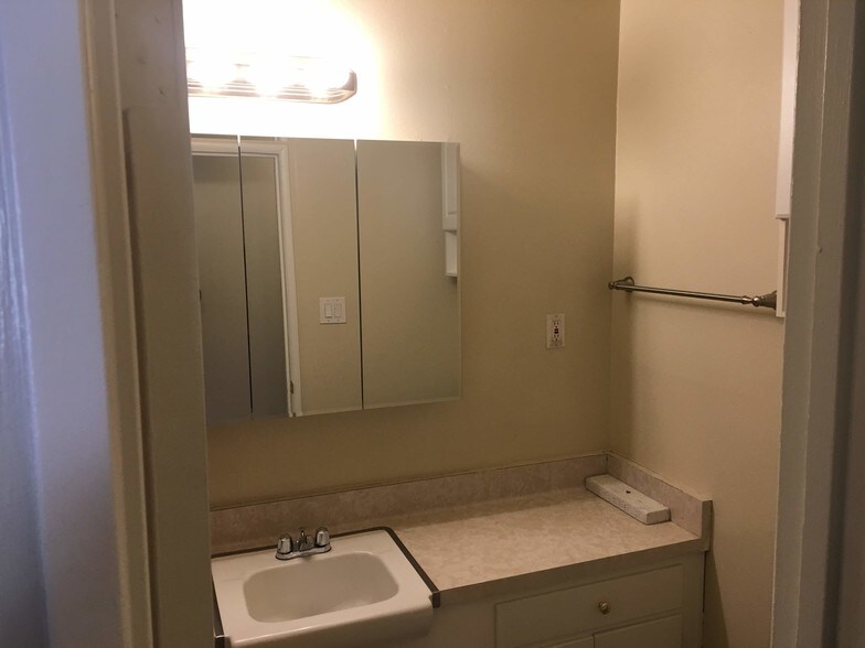 Building Photo - 805 Glenway Dr