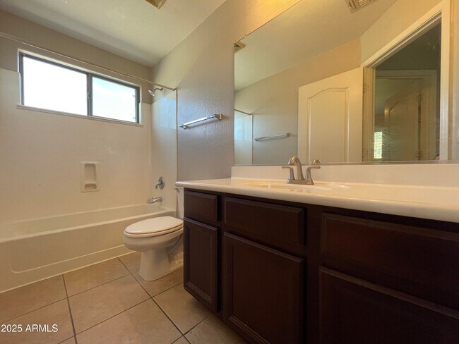 Building Photo - 1605 E Melanie St