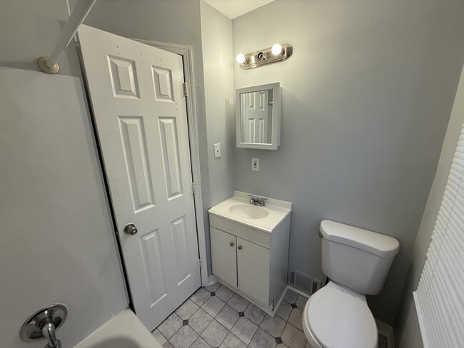 Building Photo - 1104 Baring St