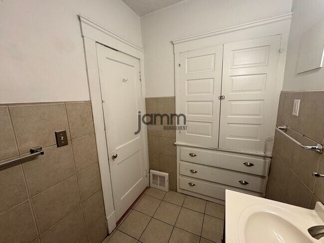 Building Photo - 3300 Altoona Rd