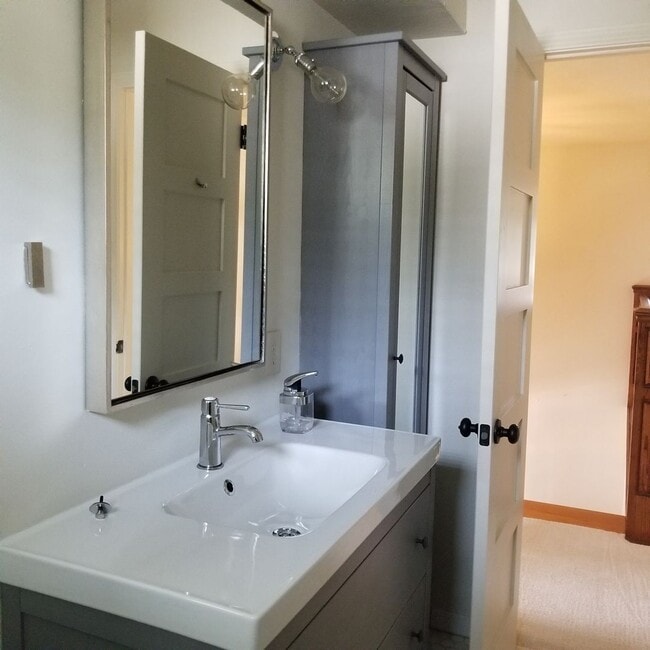 Building Photo - Stunning Home - North Cat Mountain - 4 bed...