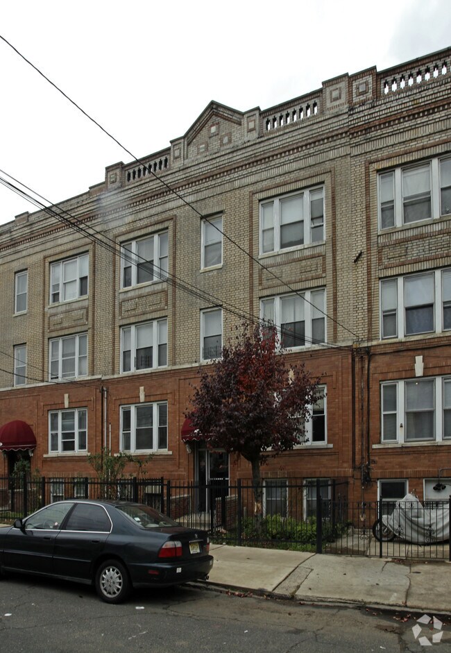 Building Photo - 27-29 Van Wagenen Ave