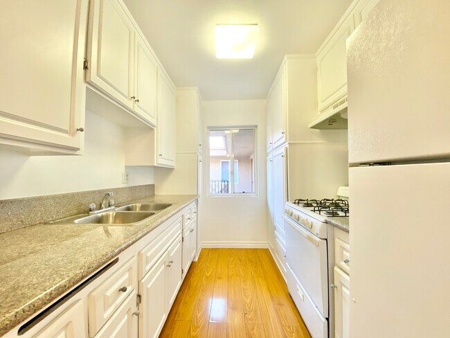 Building Photo - 1541 N Formosa Ave