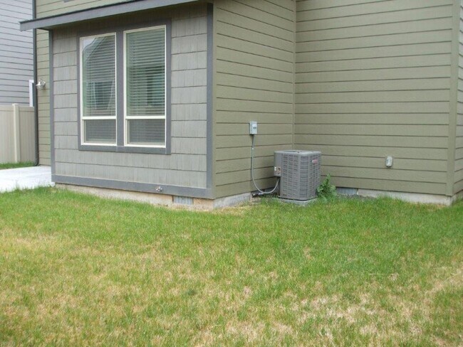 Building Photo - Beautiful  4 bed, 2.5 bath 2 car with extra deep bay and an additional office