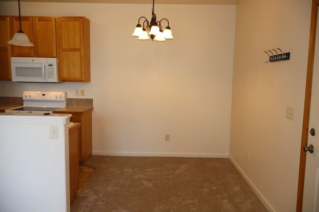 Building Photo - Enjoy Windsor Living: Bright Condo Near Tr...