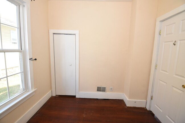 Building Photo - 4 Bedroom home Near Notre Dame!