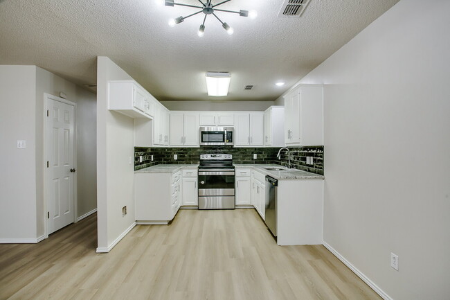 Building Photo - Freshly Updated 3/2/1 in Shadow Hills!
