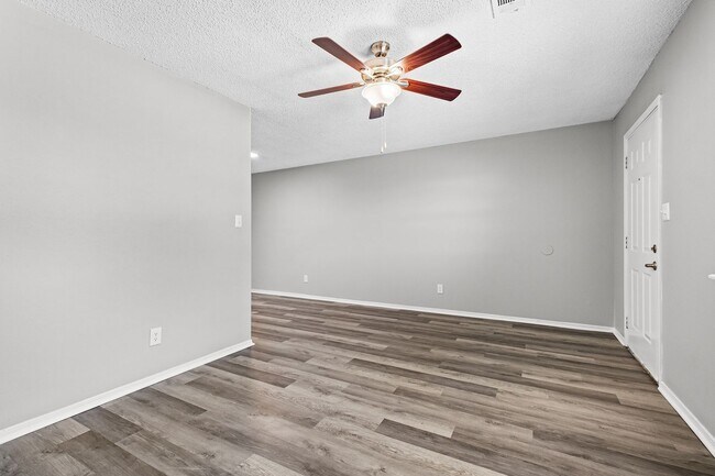 Building Photo - Cozy 2 Bedroom Duplex with Fireplace & Spacious Backyard!