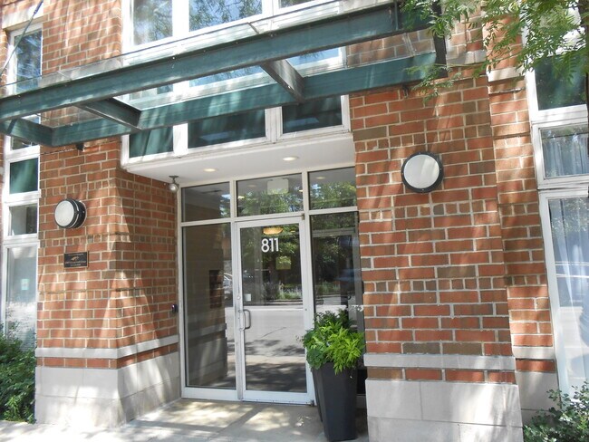 Building Photo - 811 Chicago Ave