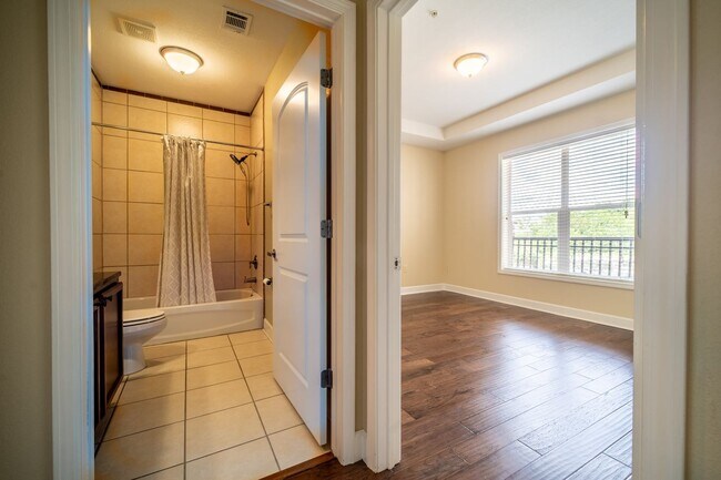 Building Photo - Lakefront Condo for Rent | 2 Bed, 2 Bath |...