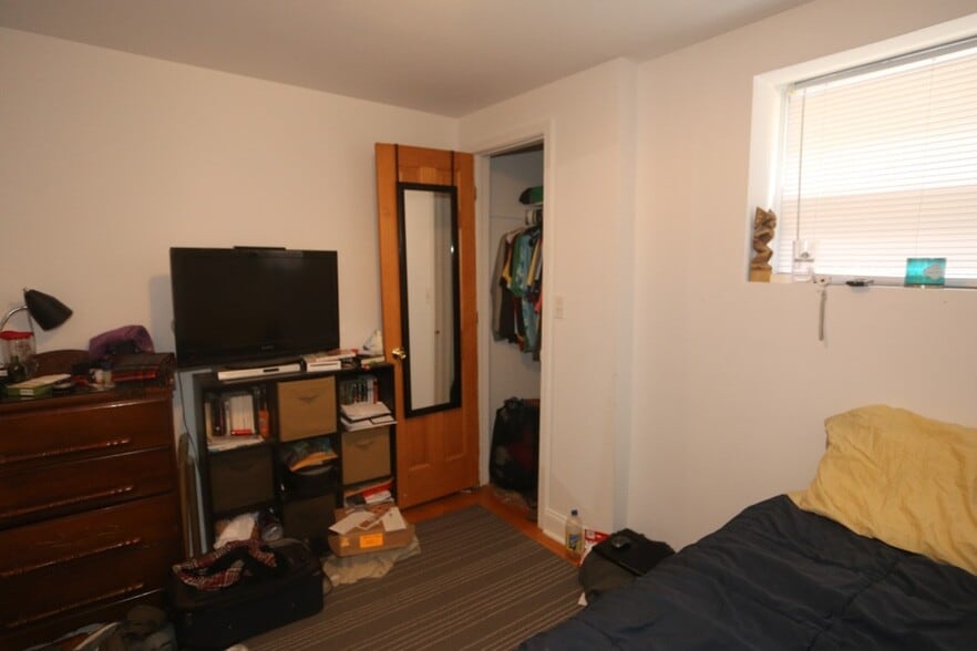 Building Photo - 1436 W Belle Plaine Ave