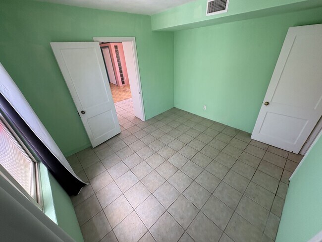 Building Photo - Central Tucson charming historic adobe home