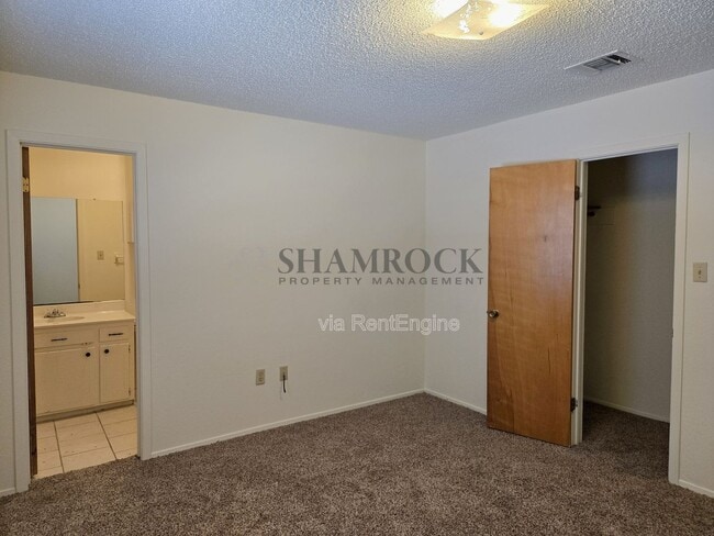 Building Photo - 910 Lancelot Cir