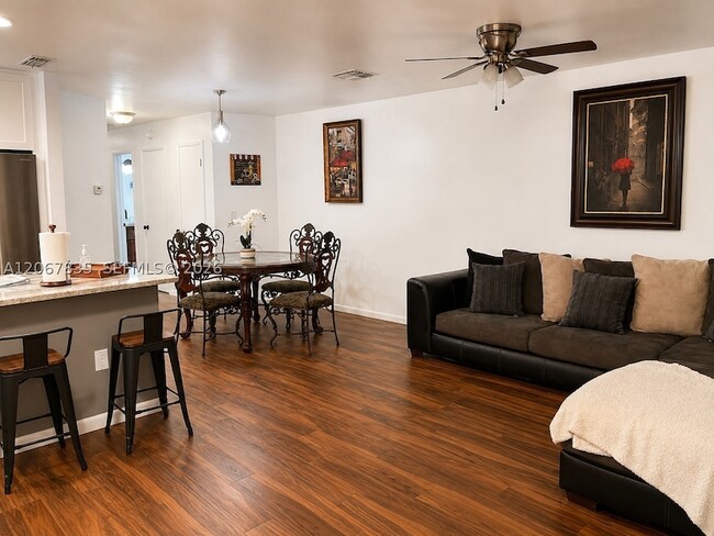 Building Photo - 4633 Vilabella Dr