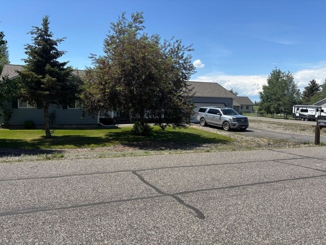 Building Photo - 3 bedroom single family home on large lot