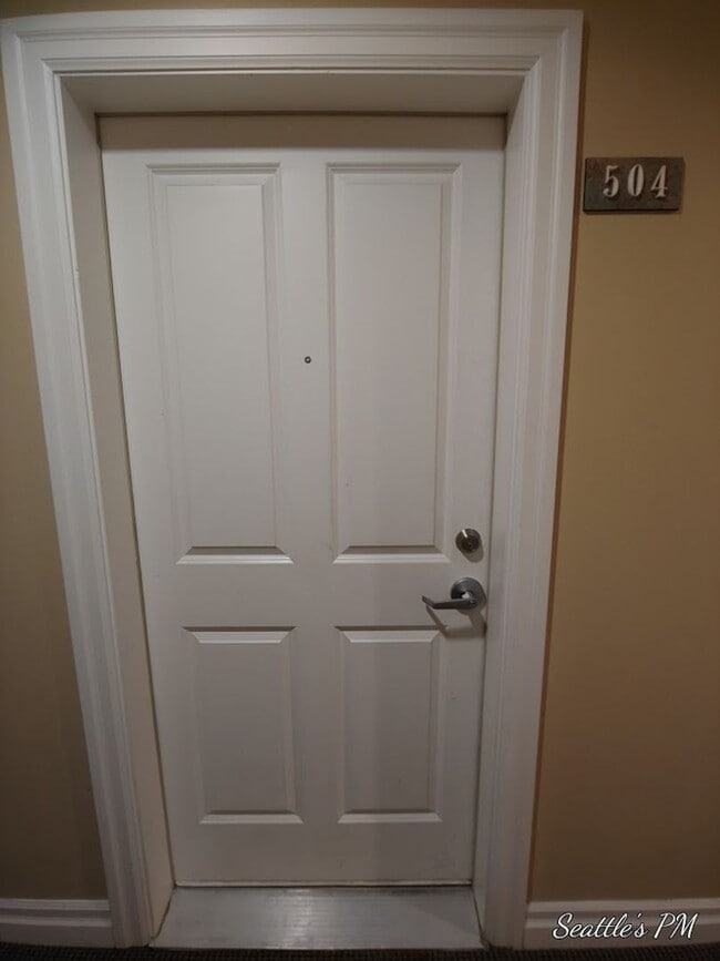 Building Photo - Top Floor Condo Located in First Hill with 2 Parking Spots Included!!!