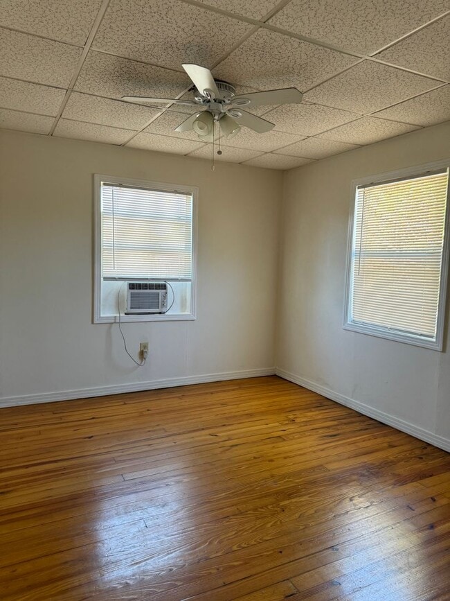 Building Photo - Spacious 2BR/1BA duplex