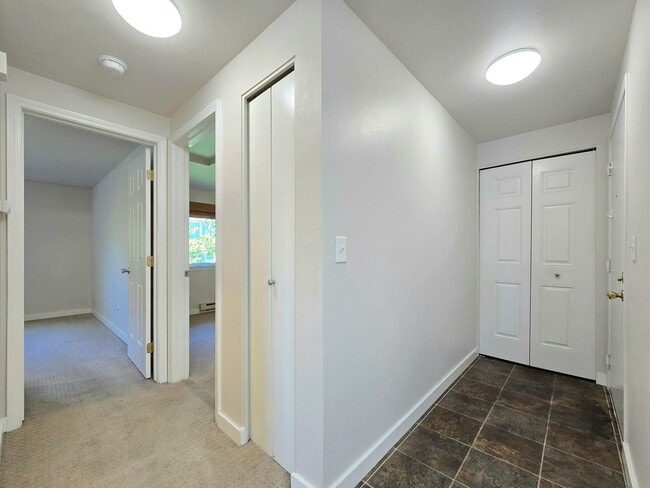 Building Photo - 2 Bedroom Condo Available in Kenmore