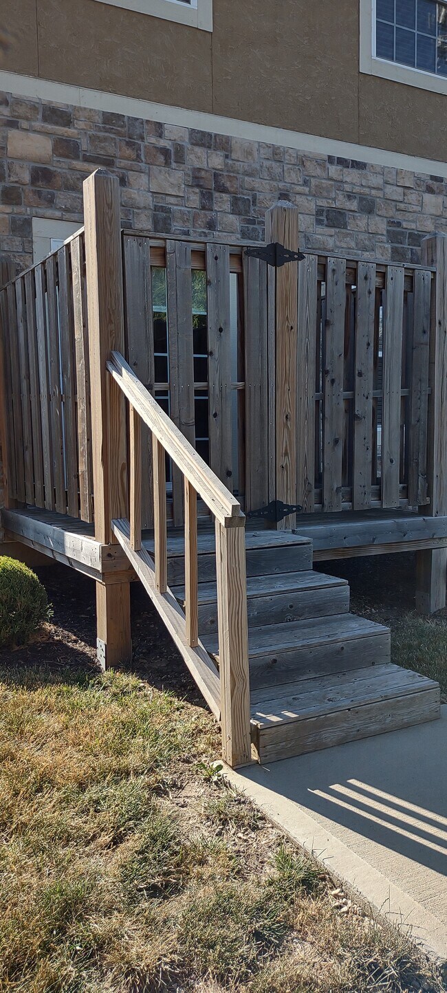 Building Photo - 15881 Valley View Dr