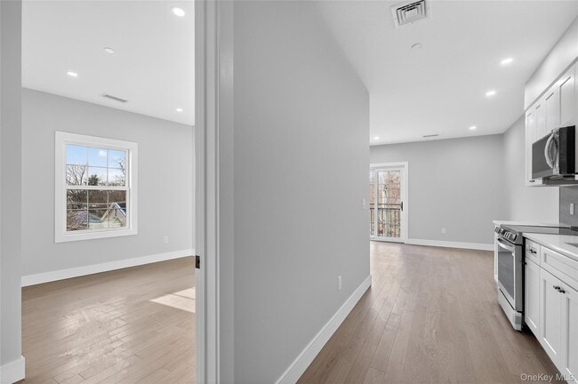 Building Photo - 10 Market St