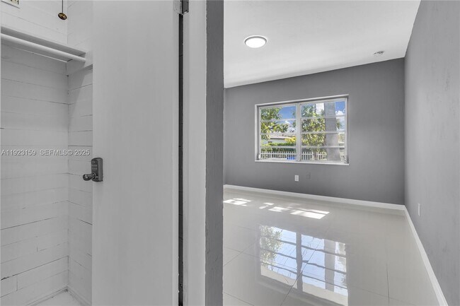 Building Photo - 2221 SW 13th St