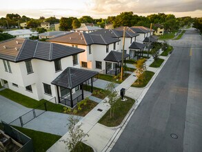 Building Photo - 18020 SW 103rd Ave