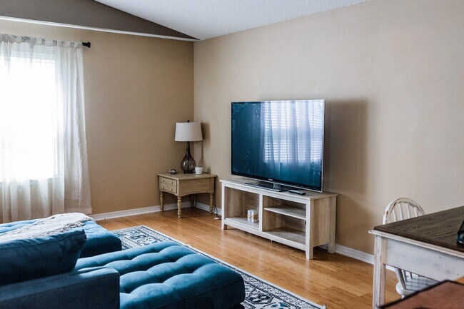 Building Photo - 2026 Catline Cir