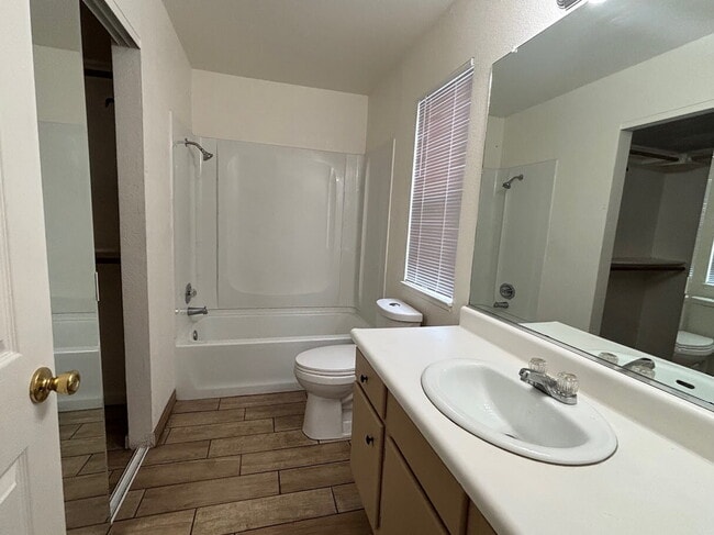 Building Photo - Spacious 3 Bedroom Home for $2200!