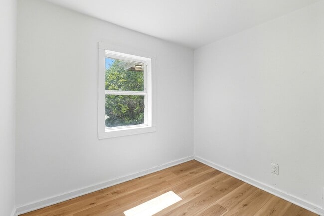 Building Photo - NEW LISTING! 2 BEDROOM HOME