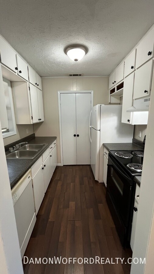 Building Photo - 242 Old Town Crossing