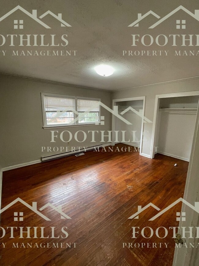 Building Photo - 204 Pine Ln