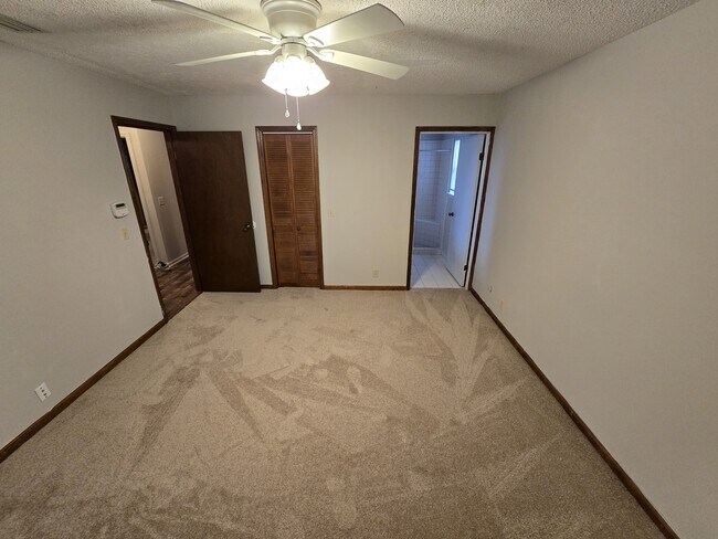 Building Photo - 425 Sunnyside Dr