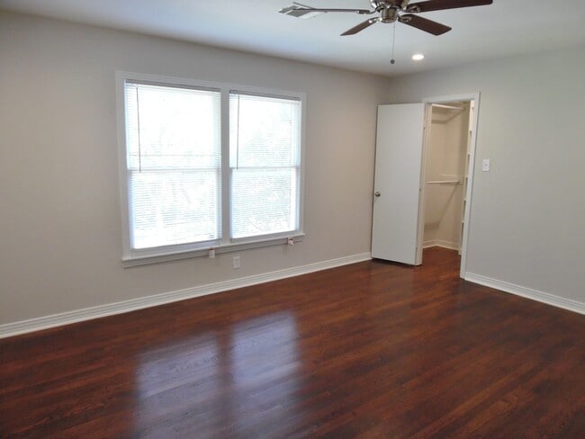 Building Photo - Total Remodel Townhome-Like Unit in Berkel...
