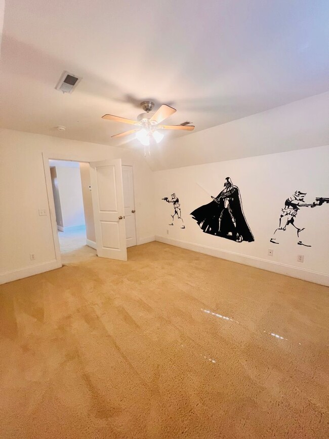 Building Photo - Tucked Away 3 Bedroom Gem on Private Road ...