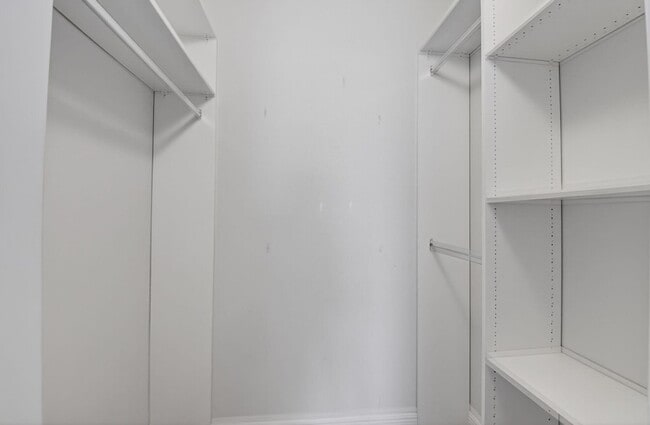 Building Photo - 7076 Huntington Ln