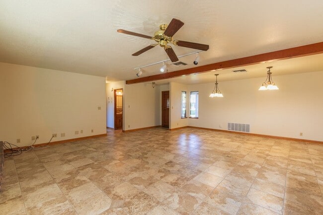 Building Photo - 3 bed, 2 bath home AVAILABLE NOW FOR RENT! $1,800/month.