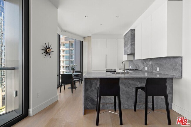 Building Photo - 211 Elm Ct