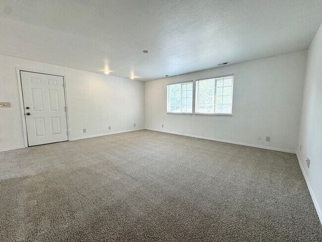 Building Photo - 2bd/1b Apartment, Boise Bench-Close to Eve...