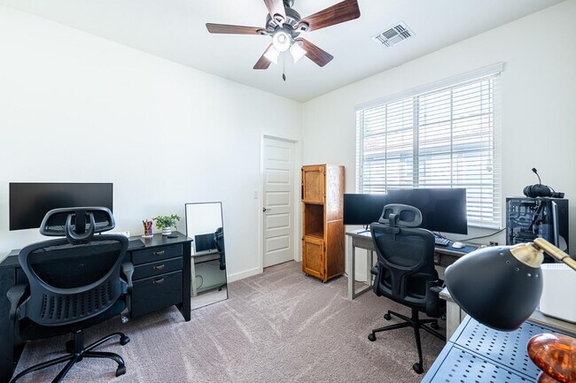 Building Photo - 2750 S Voyager Dr