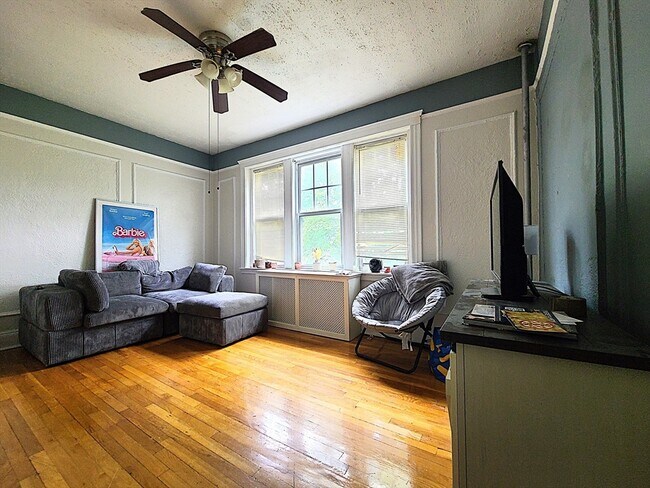 Primary Photo - 1691 Commonwealth Ave
