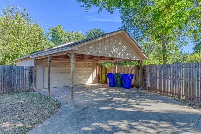 Building Photo - 1221 Cruce St