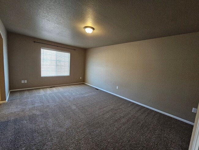 Building Photo - 3 bed-3 bath Townhome with AC!!!
