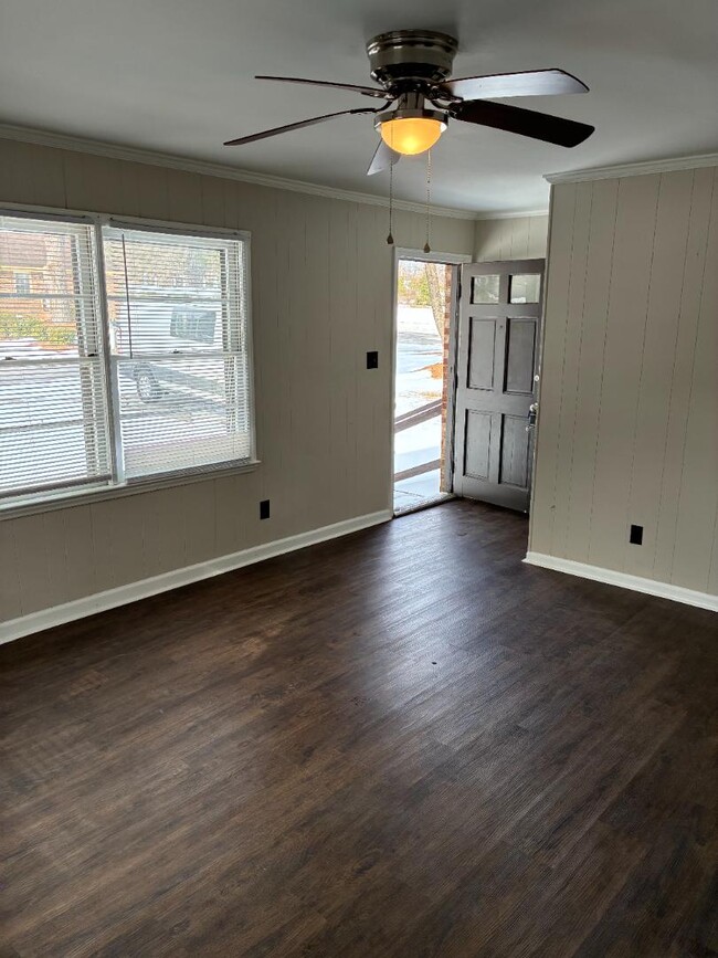 Building Photo - 803 Crawford St S