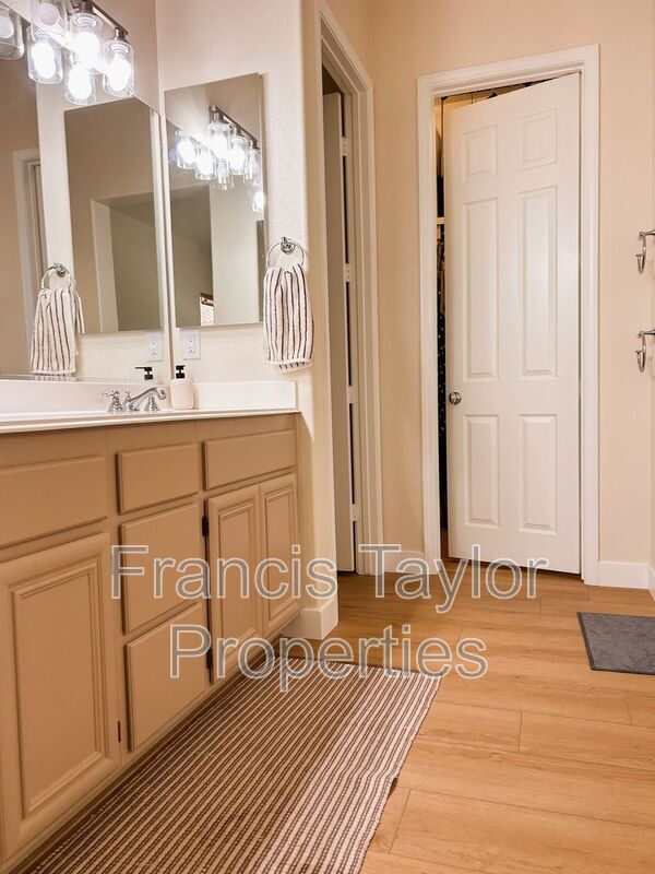 Building Photo - 27027 Sunningdale Way