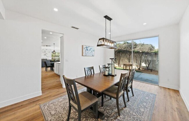 Building Photo - 351 Madrone Pl